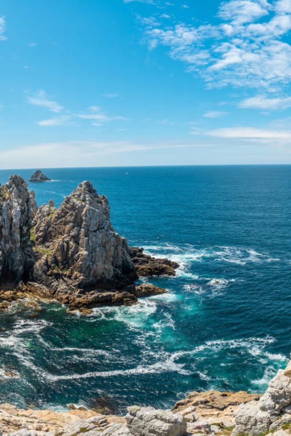 panoramic-in-summer-on-the-coast-at-pen-hir-point-on-the-crozon-peninsula-in-french-brittany-the-three-famous-islets-france