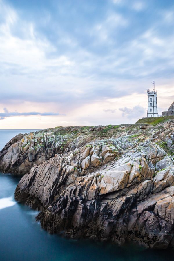 the-ruins-of-the-abbey-of-saint-mathieu-de-fine-terre-and-the-lighthouse-in-the-sunset-finistere-brittany-france